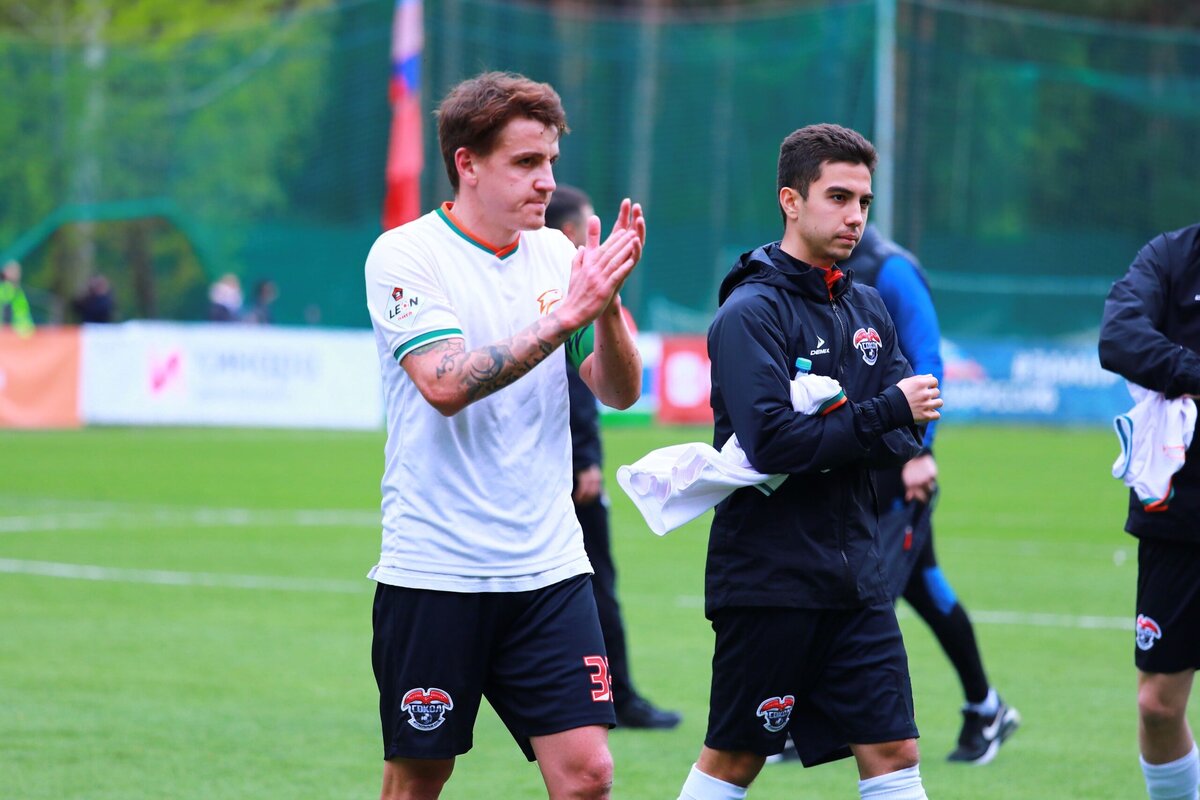 18 мая. Сысерть. Стадион «Бажовия». Капитан «Сокола» Наиль Замалиев (слева) и полузащитник Камиль Сабирзянов расстроены тем, что команда потеряла очки. Фото: Ралина Гайнуллина, ФК «Сокол» 