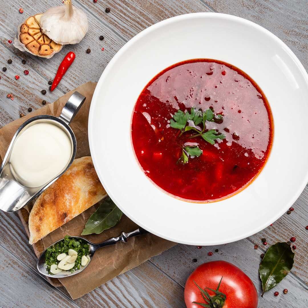 Дорогие друзья, хочу предложить вам приготовить вкусный и полезный по настоящему летний борщ, который очень легко приготовить.  Такой борщ очень хорошо есть в жаркие летние дни, т к он очень освежает и при этом питает наш организм всеми полезными витаминами и микроэлементами, которые содержатся в овощах. Давайте приготовим его! 