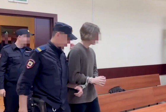    Подросток, подозреваемый в убийстве домработницы, в здании суда