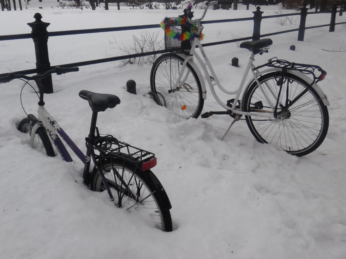 Котка. Маленький финский городок, чьи жители в лицо знают друг друга. На великах тут ездят даже в такую снежную зиму. Сам велосипедист, поэтому был немного в шоке...))