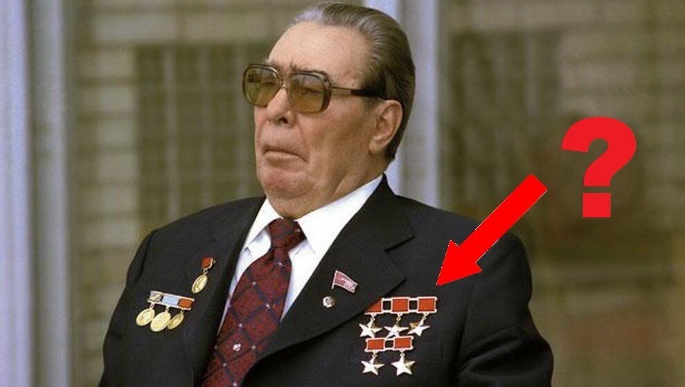 В начале 80-х в СССР ходила байка, что для Брежнева сшили специальный пиджак, у которого левая половина была шире правой, чтобы в один ряд помещались все его золотые звезды  