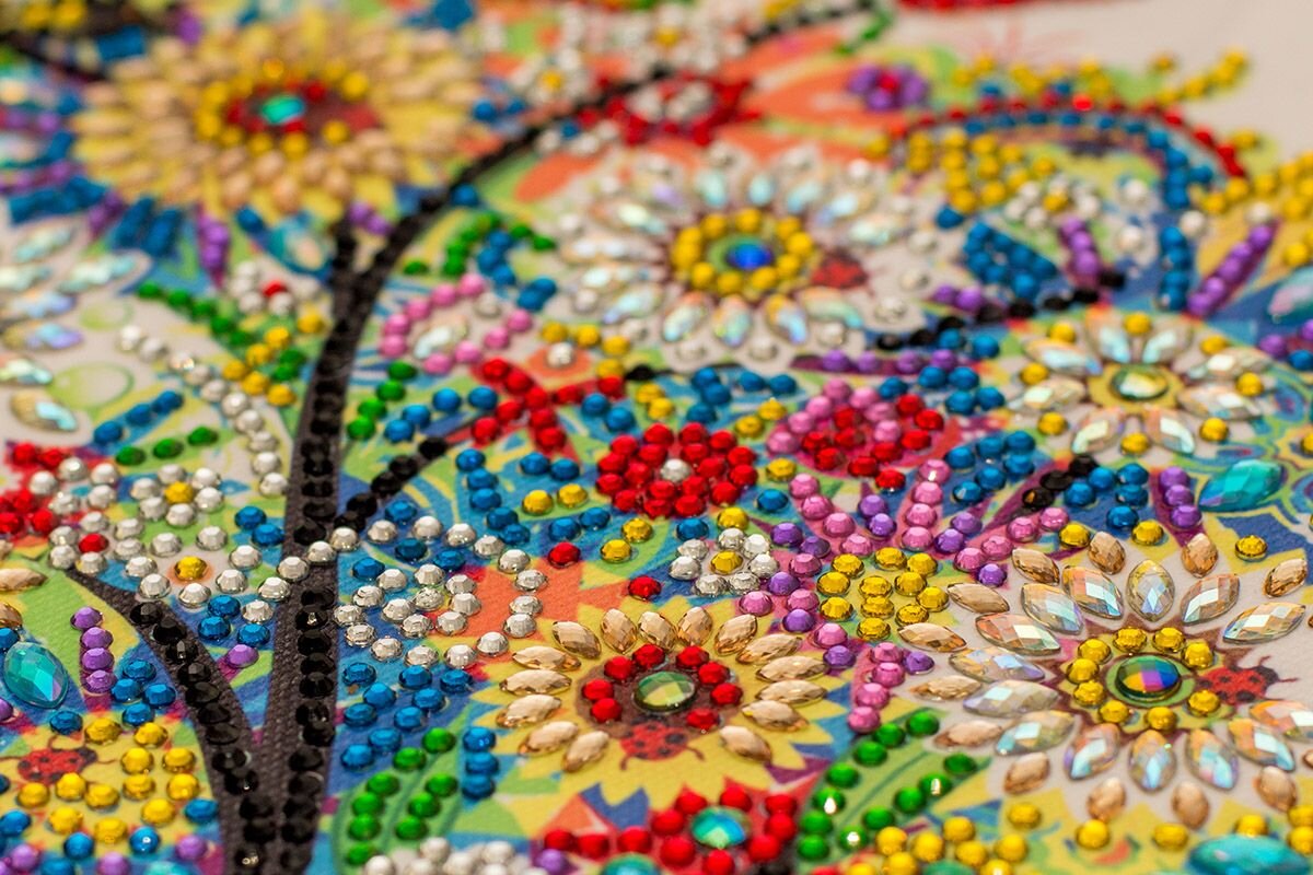 Алмазная мозаика может украсить не только картины, но и другие поделки, аксессуары, одежду📷
