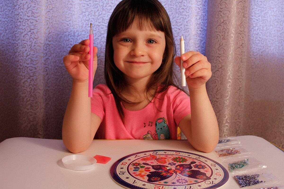 Используйте остатки алмазной мозаики для декорирования настенных часов. Под солнечными лучами они станут красиво переливаться📷
