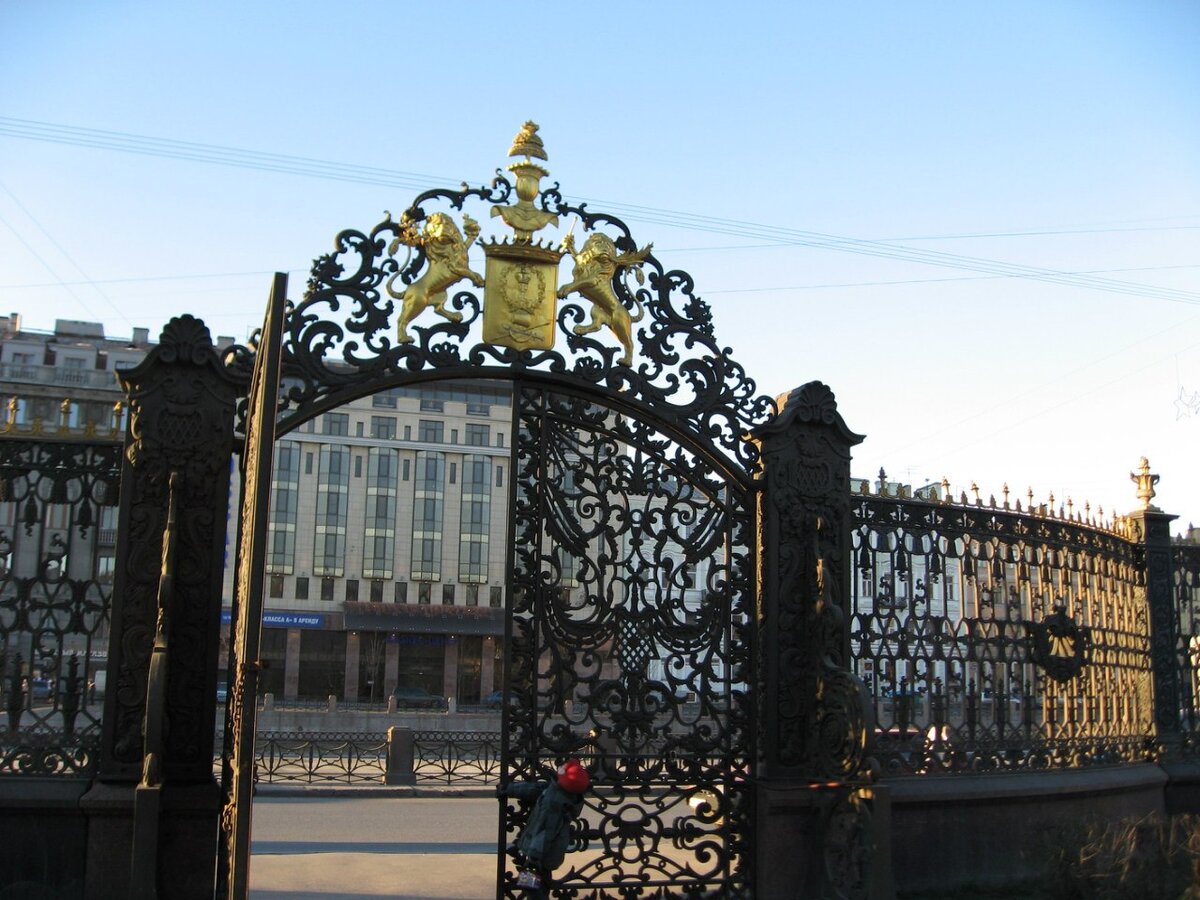 Ворота Шереметьевского дворца. Фото автора