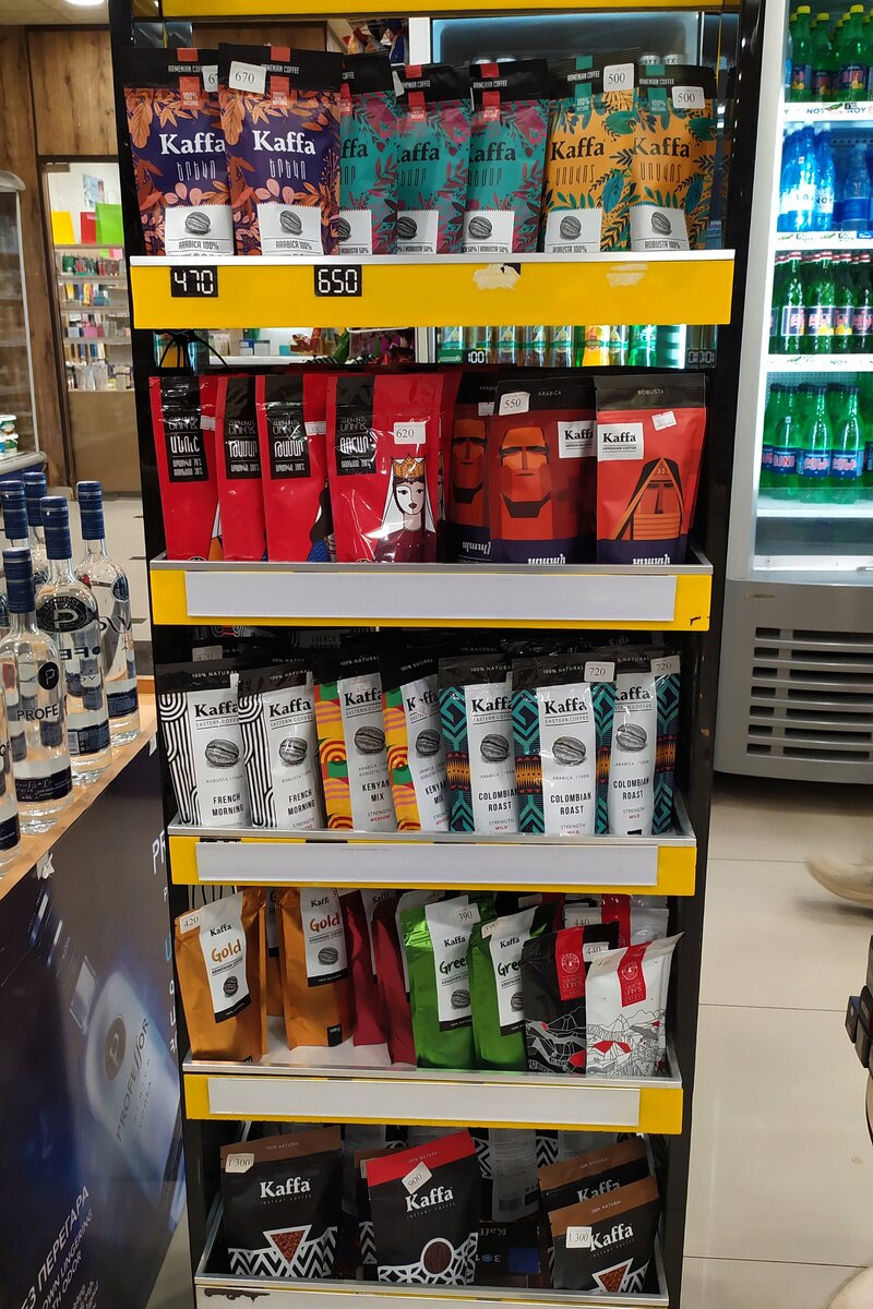 Ассортимент кофе в магазине