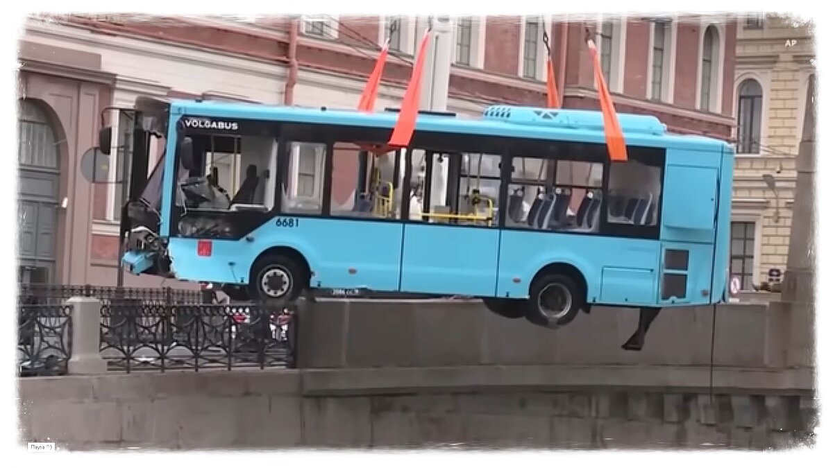 Автобус достали из Мойки