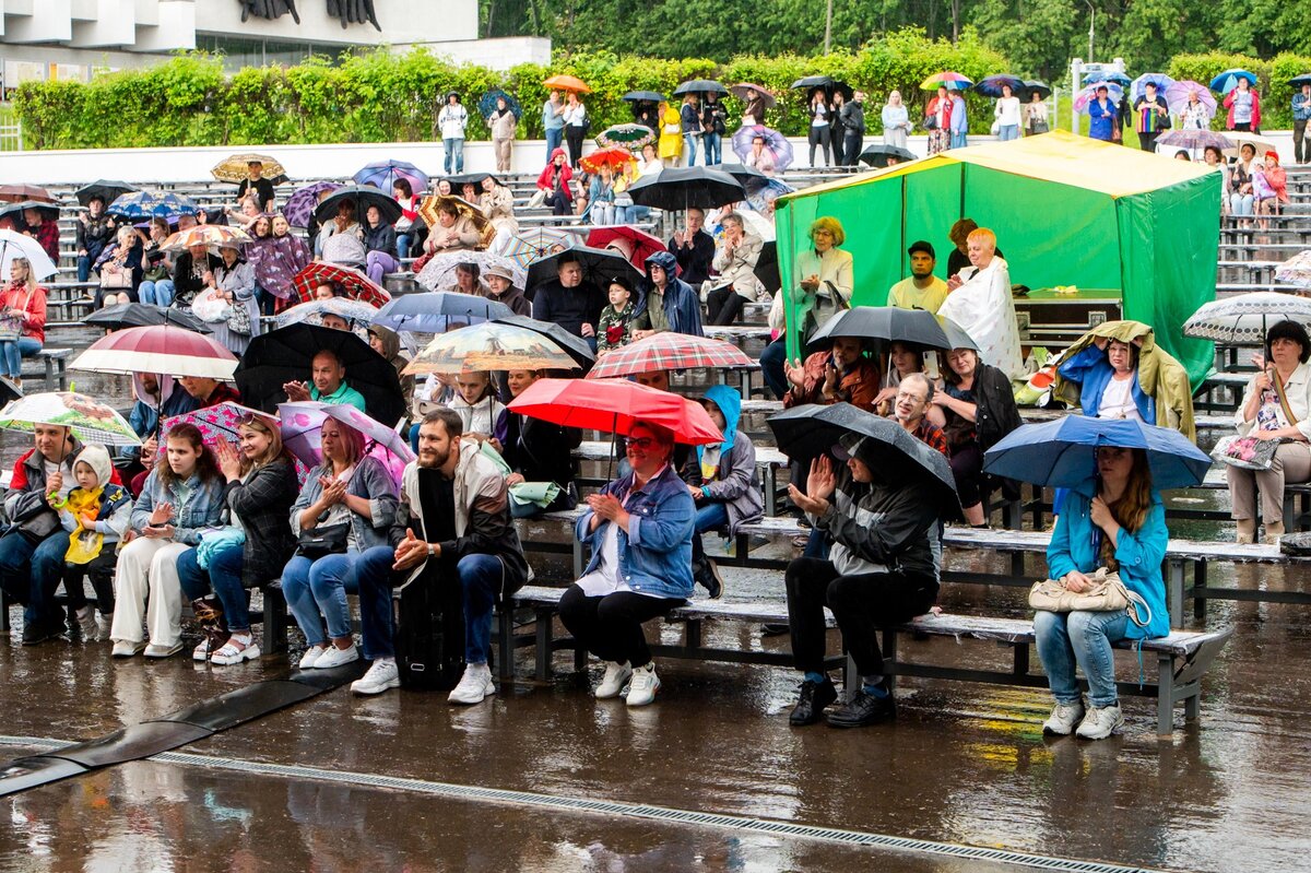 А это зрители великолепного концерта Алексея Архиповского мокнут под ливнем. Дождь шел стеной, но самые ценители мужественно выносили ледяной дождь.