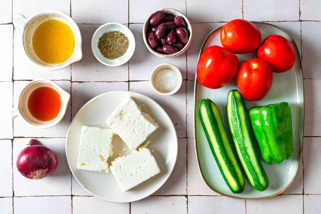 Приготовьте настоящий греческий салат, или хориатики, с помощью этого простого рецепта. Всего несколько свежих ингредиентов и заправка из хорошего оливкового масла и уксуса — вот и все, что вам нужно!-2