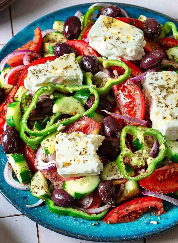 Приготовьте настоящий греческий салат, или хориатики, с помощью этого простого рецепта. Всего несколько свежих ингредиентов и заправка из хорошего оливкового масла и уксуса — вот и все, что вам нужно!