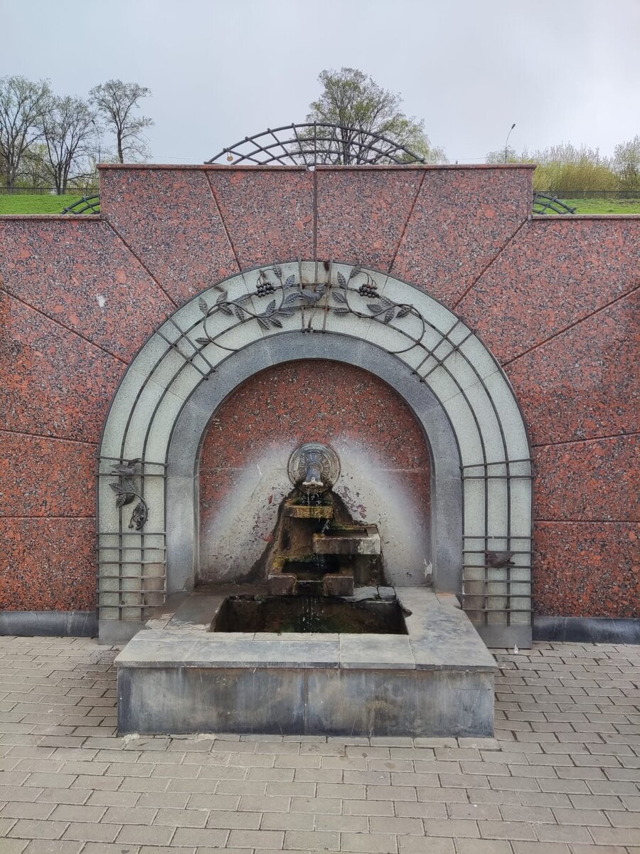 Оформление водного источника чем-то напоминает Бахчисарайский фонтан, воспетый А. С. Пушкиным. Фото автора