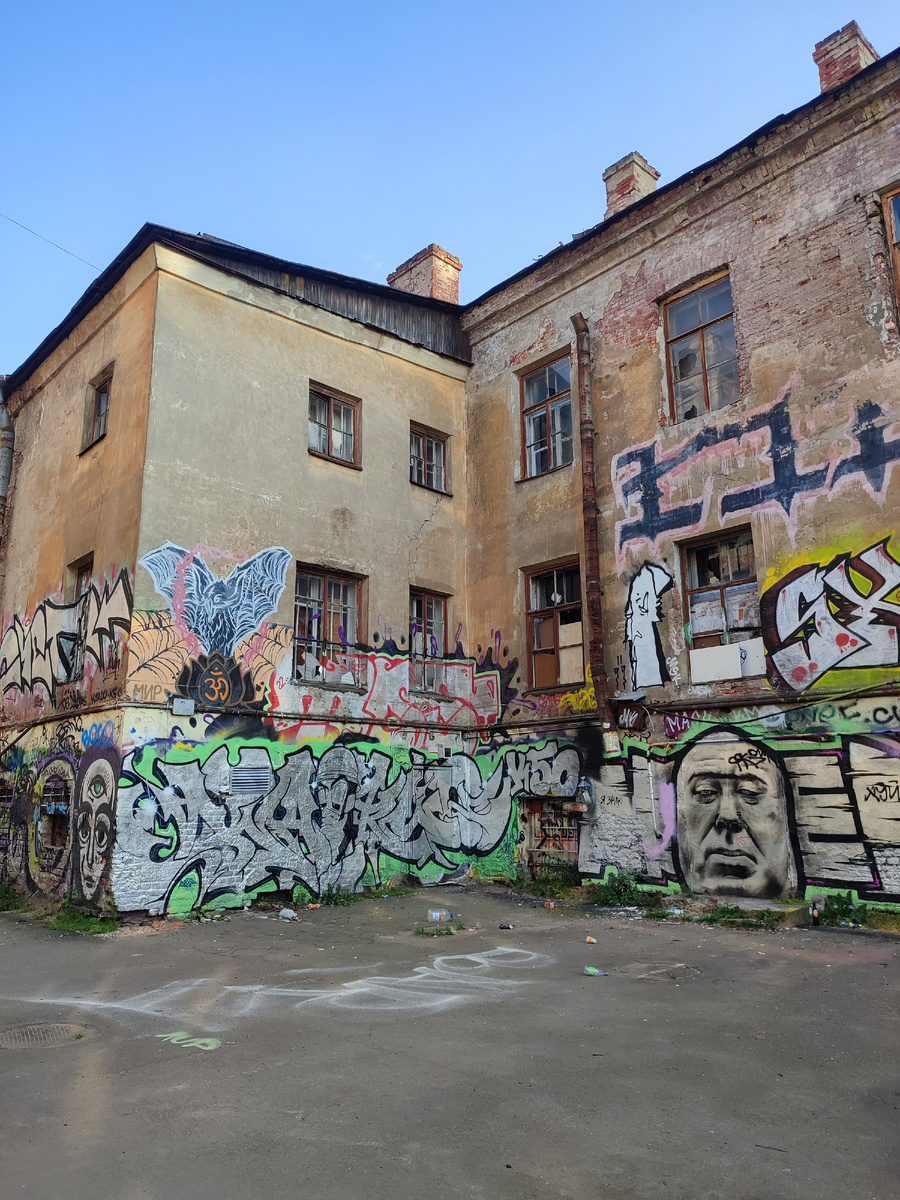 В самом центре северной столицы есть и вот такие дома