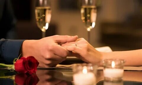 В красной бархатной коробочке лежал перстенек с бриллиантом. Вера не смогла скрыть восхищения сияющими гранями камешка в золотой оправе. Но и тут же смутилась при виде столь дорогого подарка. Заметив это,  Лев  надел ей колечко  на безымянный палец и тихо сказал: «Вера, я хочу всегда быть рядом с тобой...»