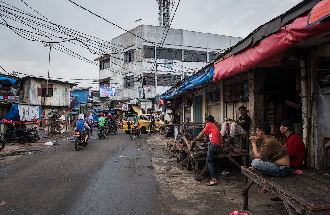 Низко нависающие провода и сырая грязь обочин