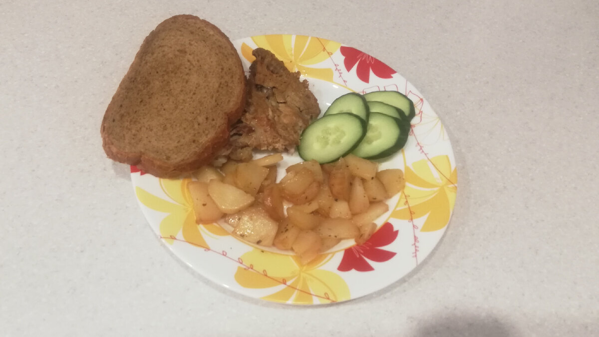 Картошку и хлеб ем в обед или на ужин в таких небольших количествах, сочетая с диетическим мясом и овощами.