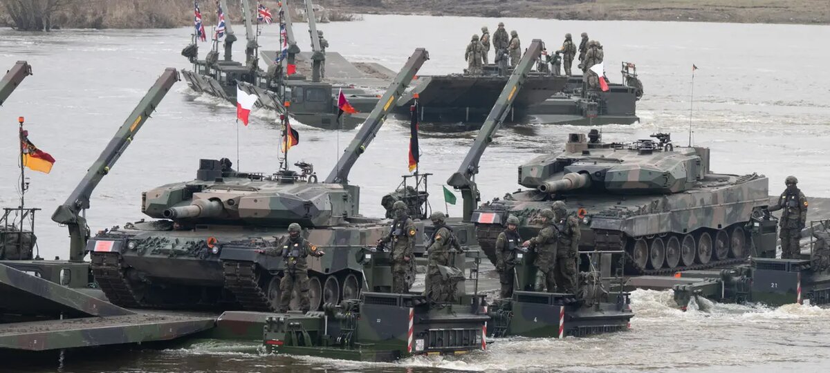Польские танки переправляют через Вислу во время военных учений НАТО "Дракон-24" 4 марта 2024 года, вблизи г.Гнев, Польша. ©️SEAN GALLUP/GETTY IMAGES