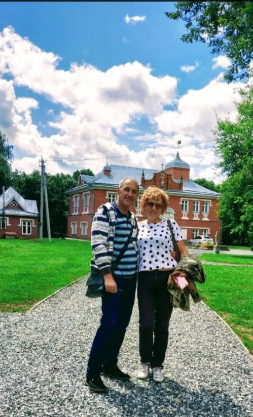 На фоне восстановленного Гостевого домика. Фото из личного архива