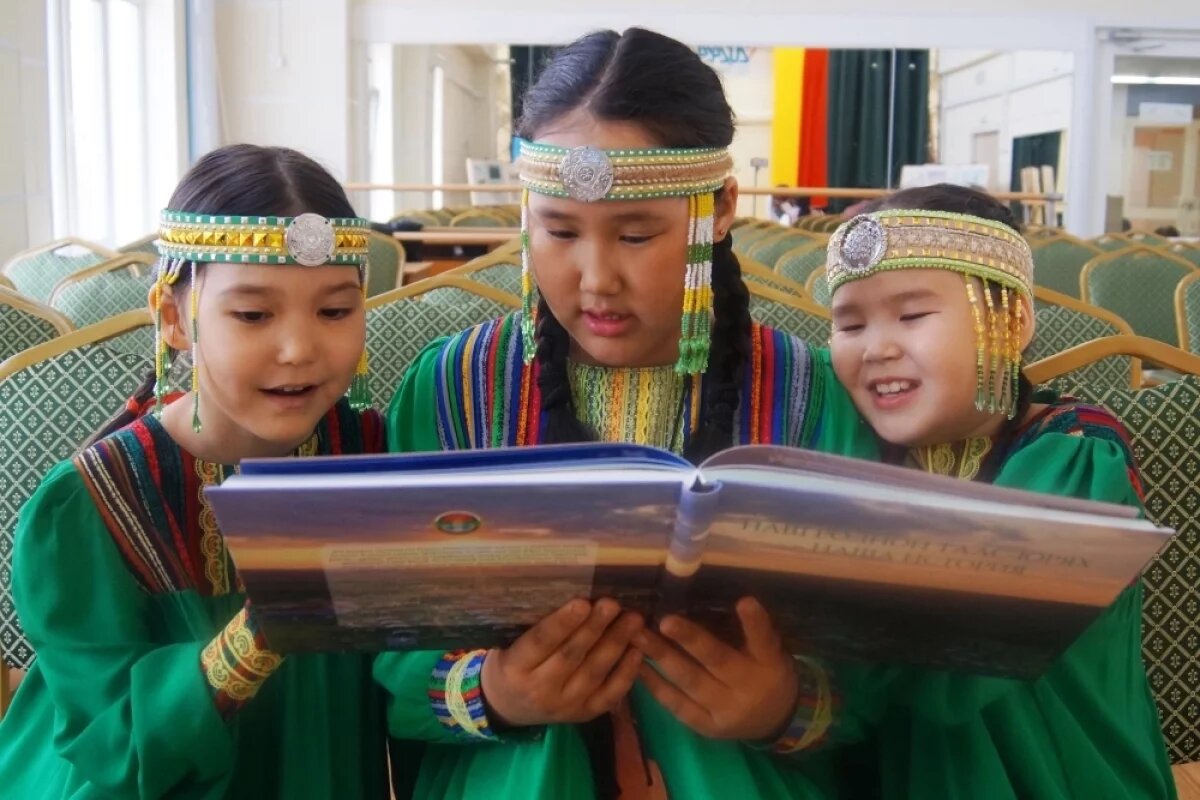    При поддержке якутских нефтяников издали памятную книгу об истории села