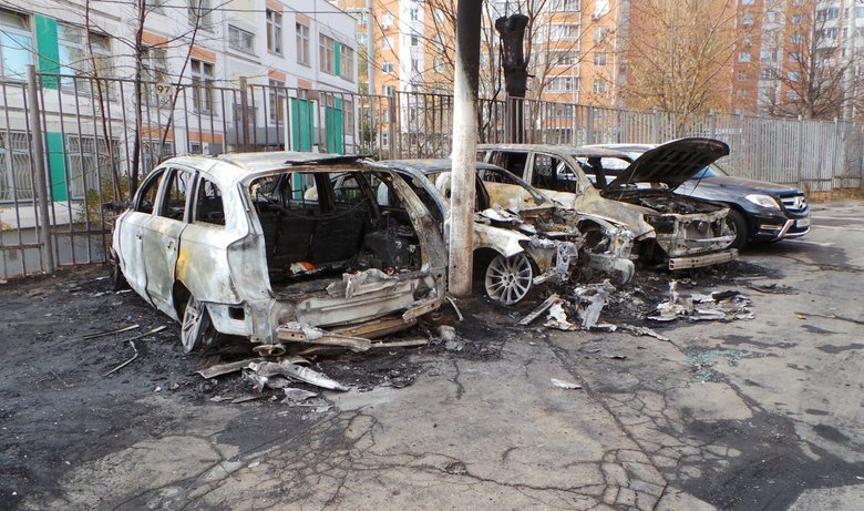    Транспортное средство сгорает полностью за четыре-шесть минут. Причем после двух минут течение пожара уже невозможно остановить подручными методами.