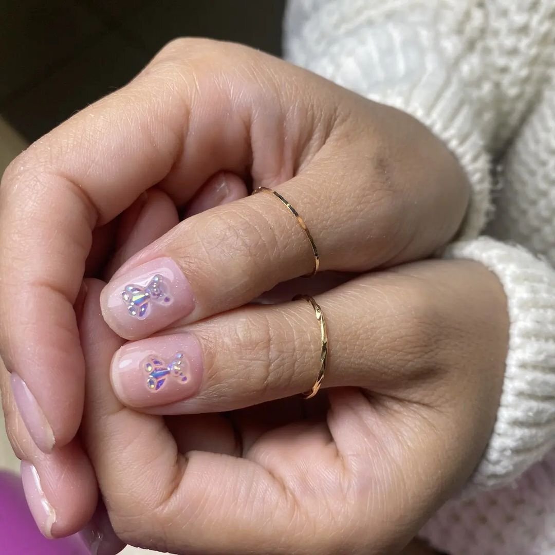    На ногтях может красоваться что угодно: от цветочков до более серьезных фигур.