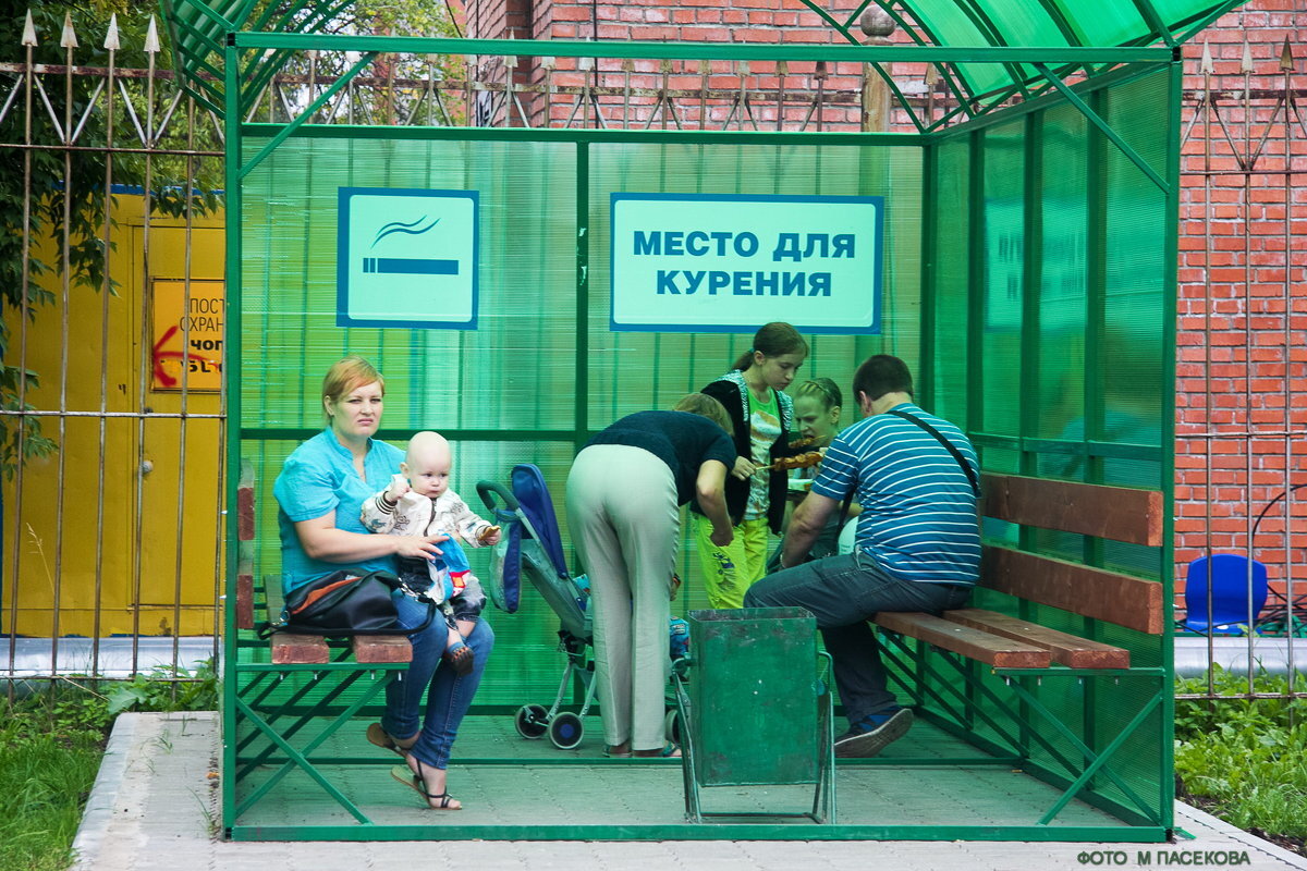 Комната для курения в аэропорту. Курилка оне. Курилка оне. Места для курения в аэропорту. Курилка оне.