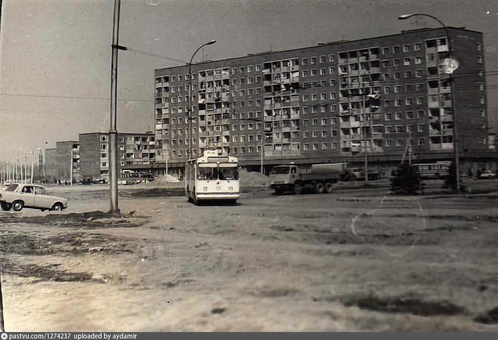 Троллейбус ЗиУ 682 на улице Депутатской (1984 год).