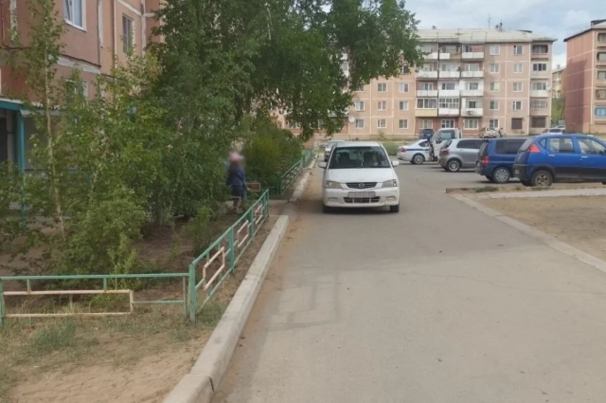    Девятилетнего мальчика сбил автомобиль во дворе дома в Бурятии