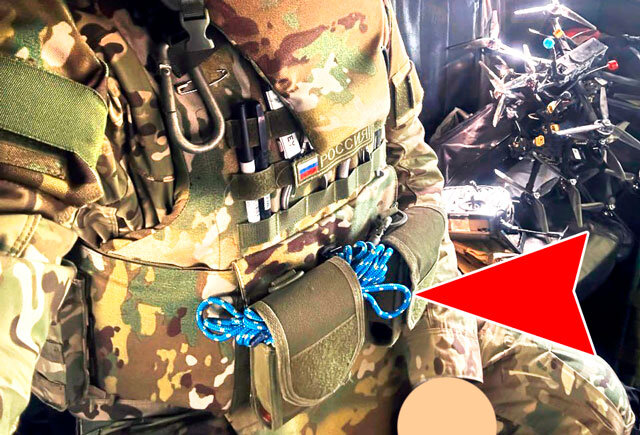 Воин Армии России в зоне боевых действий где-то в «стране 404». В подсумке крепкая верёвка. На бронежилете карабин. На сиденье рядом основы FPV-дронов. Современная война... (фото из открытых источников)