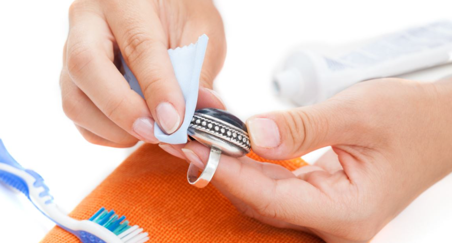 Зубная паста может использоваться не только для чистки зубов, но и в других областях. Вот несколько примеров альтернативного использования зубной пасты: 1.