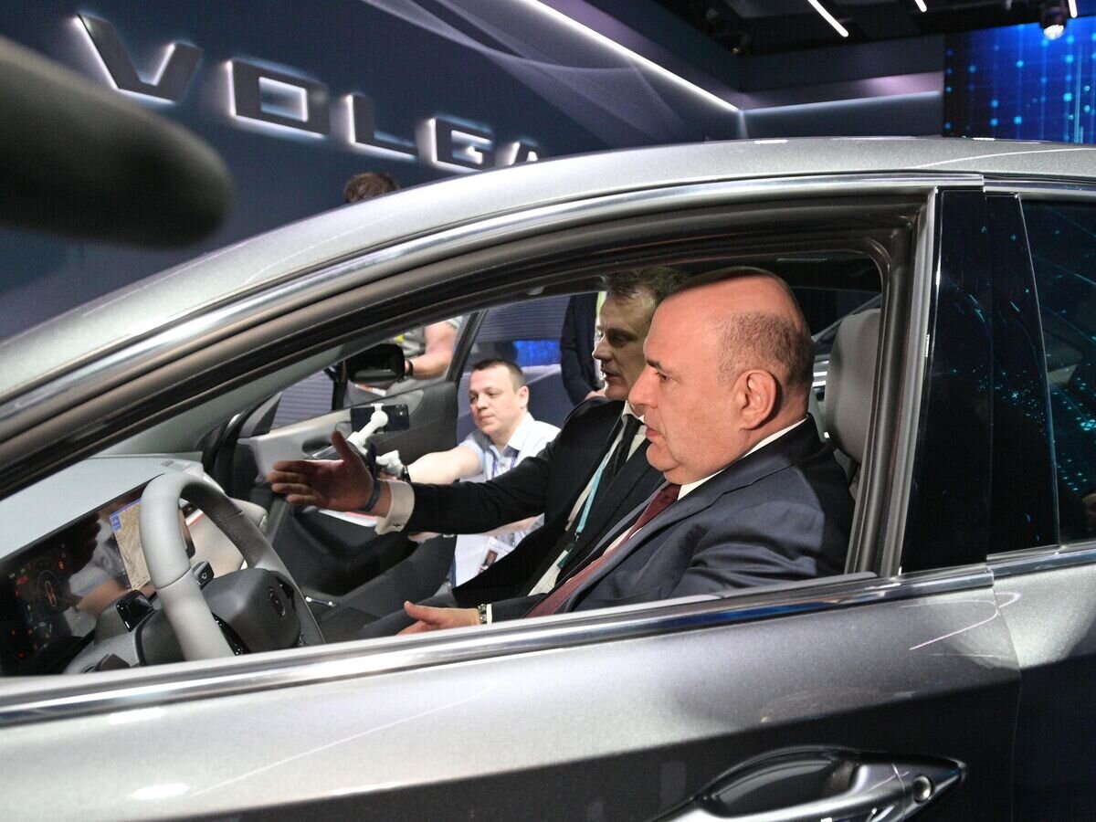    Председатель правительства РФ Михаил Мишустин во время осмотра павильона марки VOLGA в Нижнем Новгороде© РИА Новости . Александр Астафьев