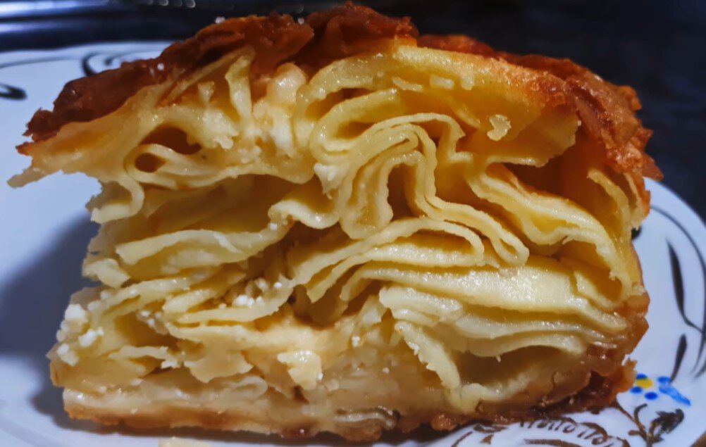 Потрясающий пирог, шедевр грузинской кухни – это ачма, пирог очень калорийный, но невероятно вкусный, небольшой пирог может сытно накормить всю семью.-2