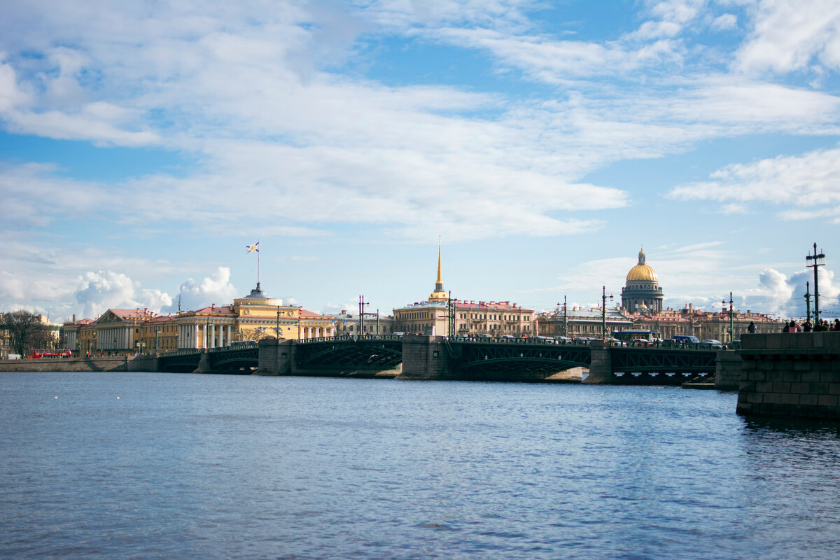 Дворцовый мост в Санкт-Петербурге