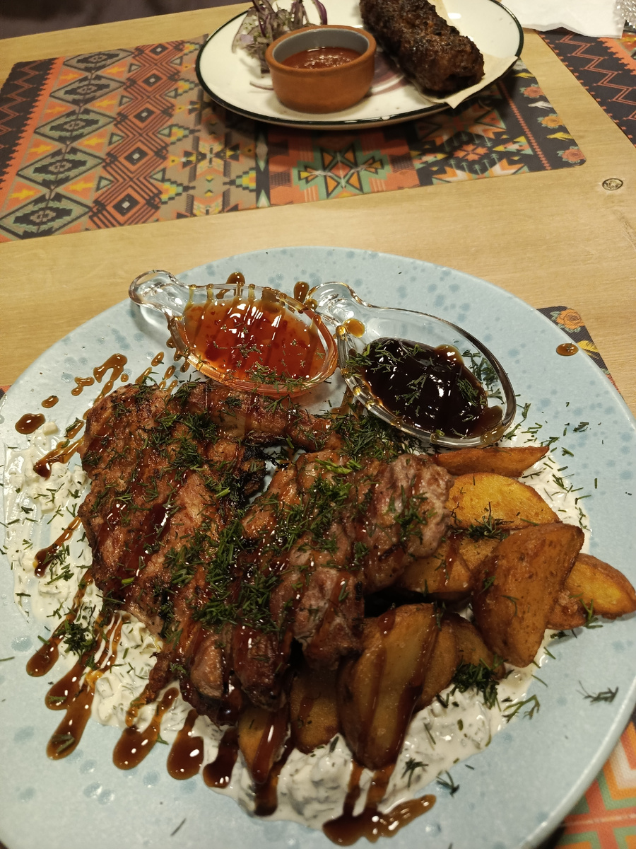 А для чего нам так много соуса и брызг? Правильно! Чтобы скрыть отвратительно недожаренное и пережаренное мясо. Турецкий ресторан Мармарис на Балтахинова