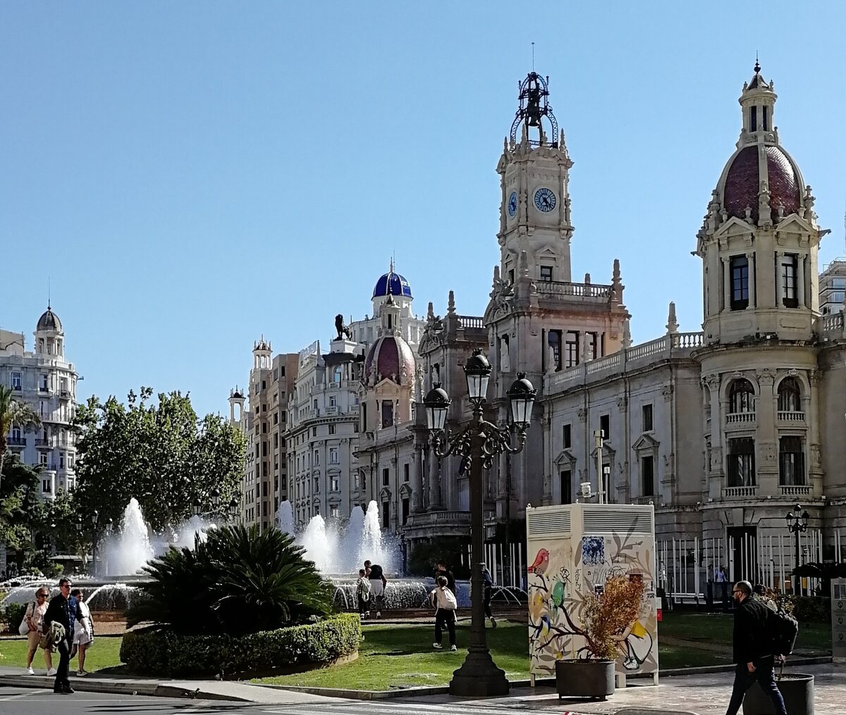 Центральная площадь, а народу немного