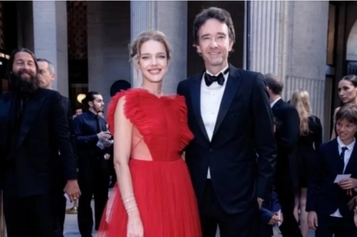    Нижегородская модель Водянова поразила поклонников образом в алом платье