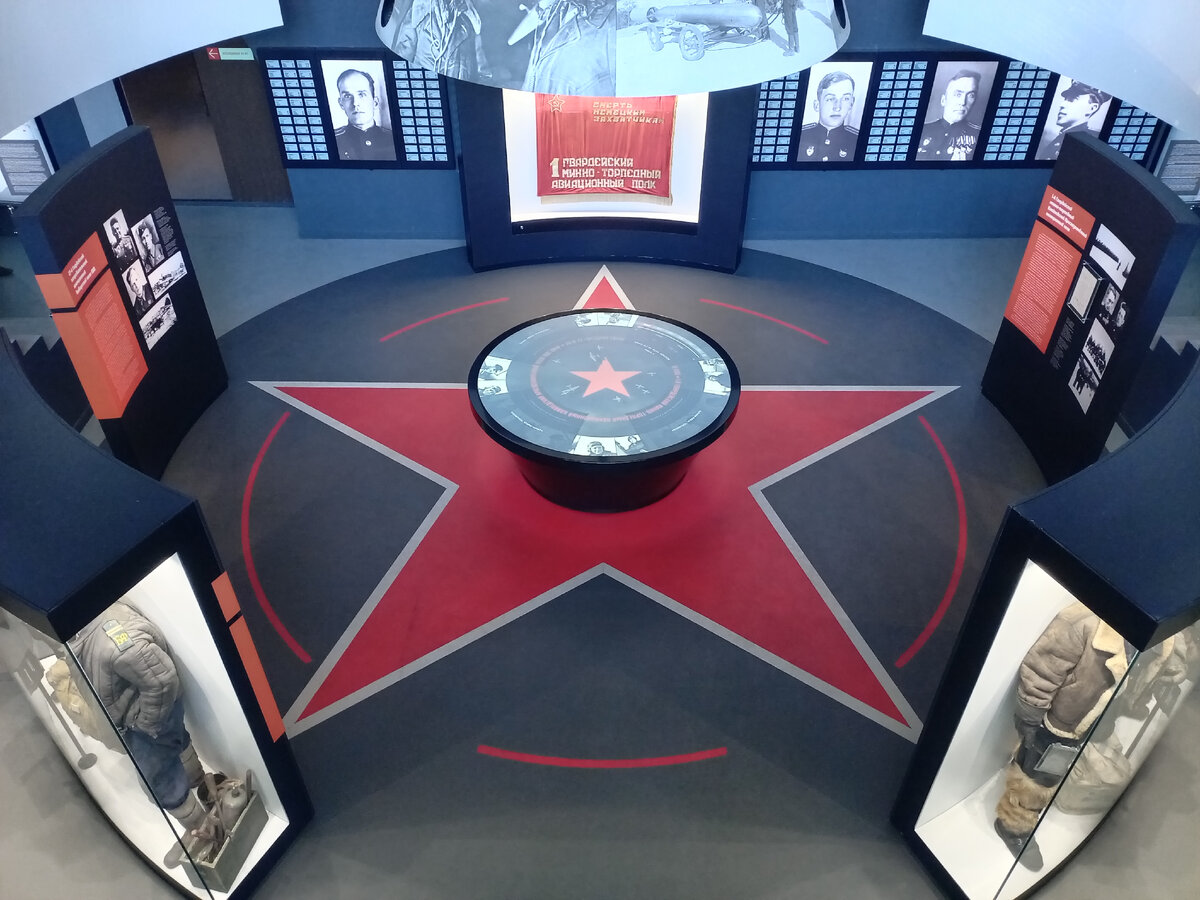 Вид со второго этажа центрального зала