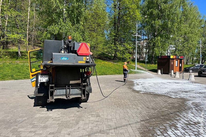    Такая уборка уже прошла на Соборной набережной. Об этом рассказал мэр Вадим Германов.