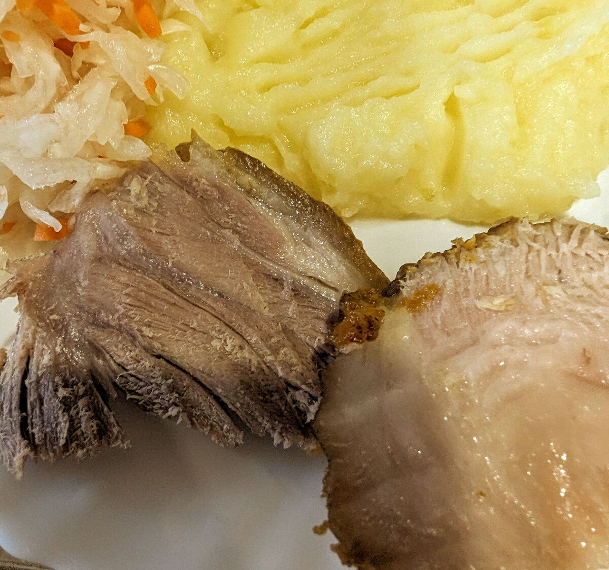 С квашенной капусточкой и картофельным пюре очень сочетается