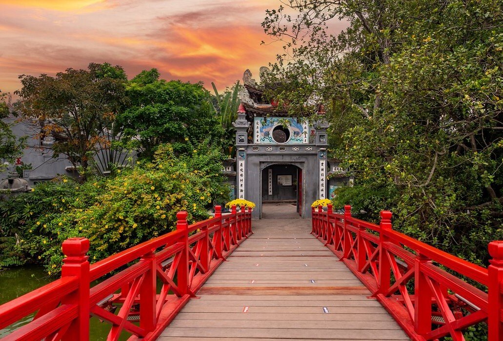 Источник фотографии: https://www.tripadvisor.co.uk/Articles-lRORkuFwf8XM-Hanoi_temples_pagodas_to_visit.html
