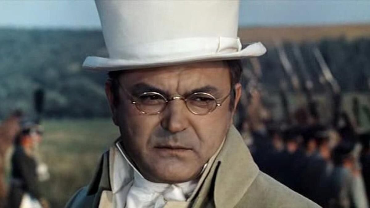 Пьер Безухов – дворянин, первая жена – Элен Курагина. Доверчивый, верный, способный на глубокие чувства. В душе Пьера происходит непрерывная борьба между его добрыми, разумными намерениями и бушующими страстями, которые нередко приводят к печальным последствиям. «Человек сотворен для счастья, что счастье в нем самом».