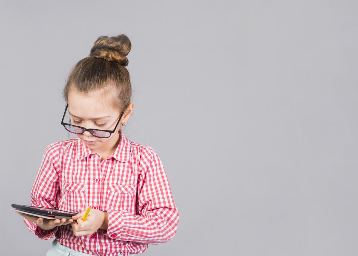    Официально работать подростки могут с 14 лет, но с разрешения родителейFreepik