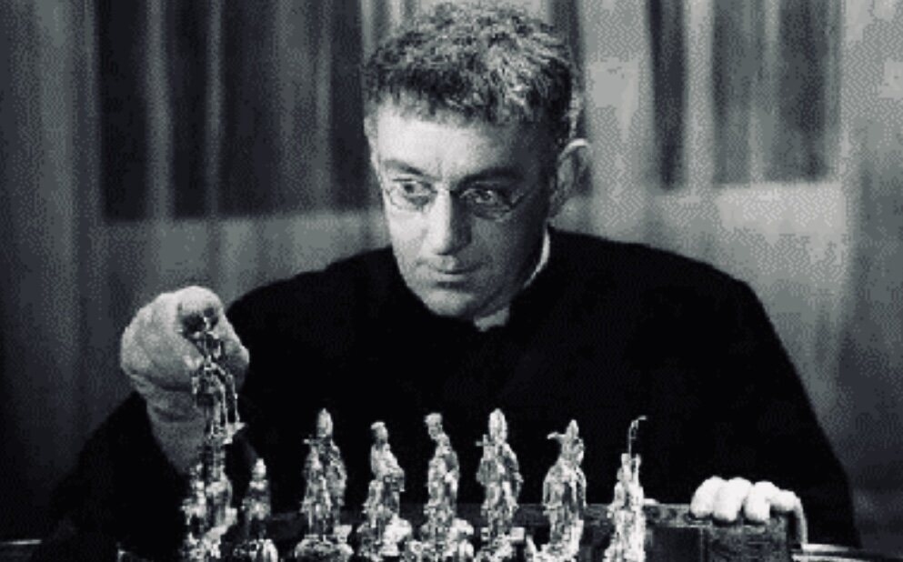 Алек Гиннес в роли отца Брауна из одноименного фильма 1954 года.