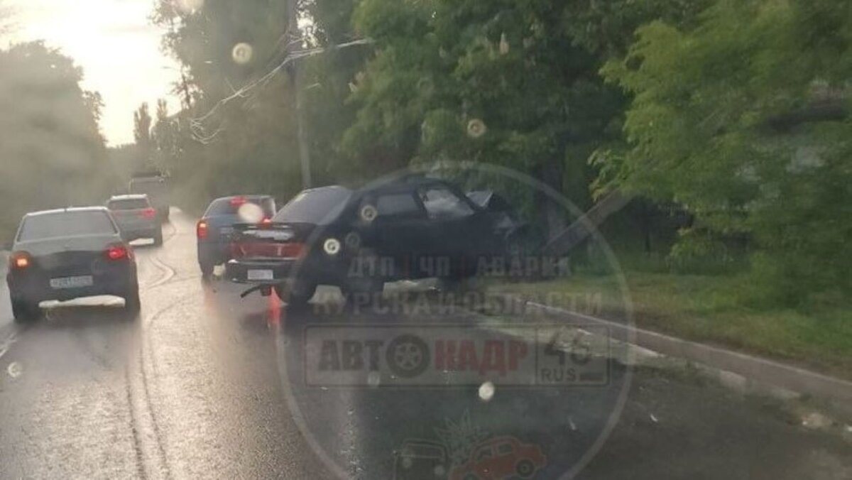    В Курске легковушка снесла столб на улице Республиканской