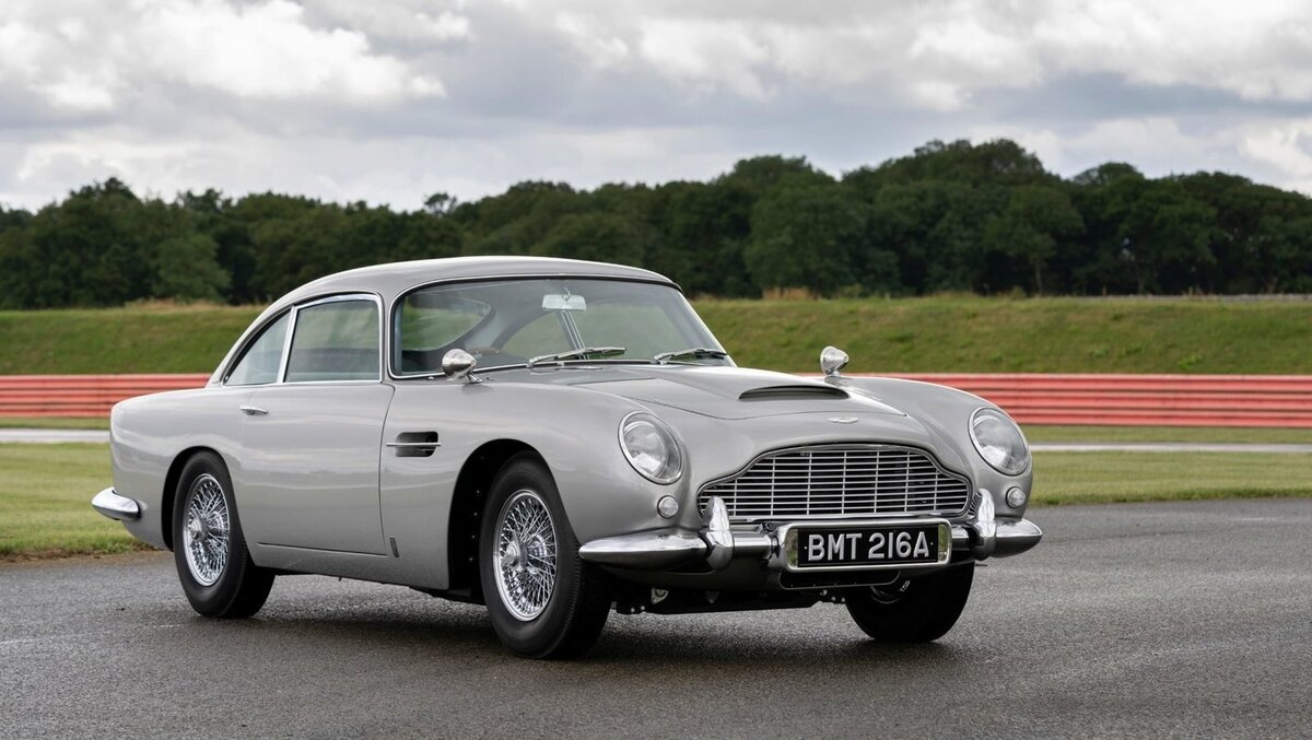    Джеймсу Бонду потребовалось бы 153 года, чтобы позволить себе Aston Martin DB5 Новый Aston Martin DB5, который появляется в последних фильмах об агенте 007, оценивается примерно в 1 миллион фунтов стерлингов. Это реплика классического автомобиля, который по сюжету был уничтожен в «Скайфолле», с различными гаджетами, вроде пулеметов. В МИ6 недавно разместили объявление на вакансию офицера разведки, чья зарплата составляет чуть менее 45 тысяч фунтов стерлингов. Таким образом, если бы Бонд хотел купить DB5, ему потребовалось бы копить 153 года, откладывая по 15 процентов от своей зарплаты. Страховка автомобиля обошлась бы ему еще в 6,6 тыс. фунтов. Фото: Aston Martin