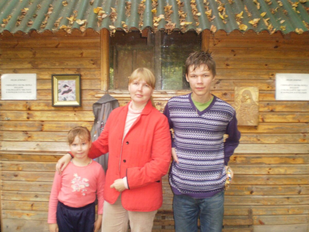 Я и мои дети. Они только что окунулись в святой источник. Дети - один из главных, моих смыслов и, к счастью, не единственный .