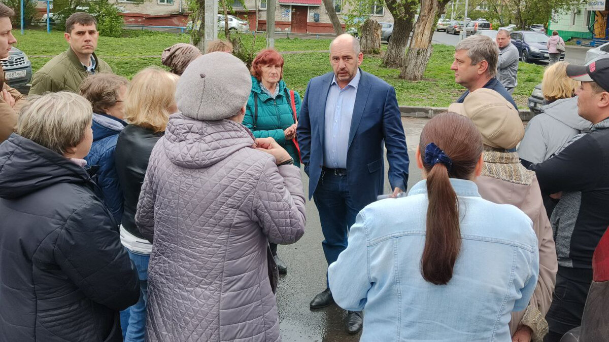 Мусорка раздора: жители пер. Нахимова в Томске не могут определиться с  местом контейнерной площадки | Вести-Томск | Дзен