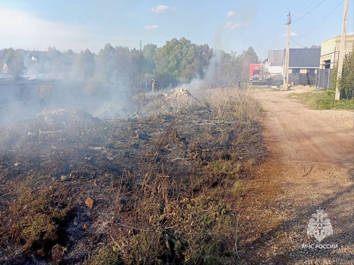 В Башкирии в Туймазах спасатели предотвратили возгорание жилых домов |  Башкортостан 24 | Дзен