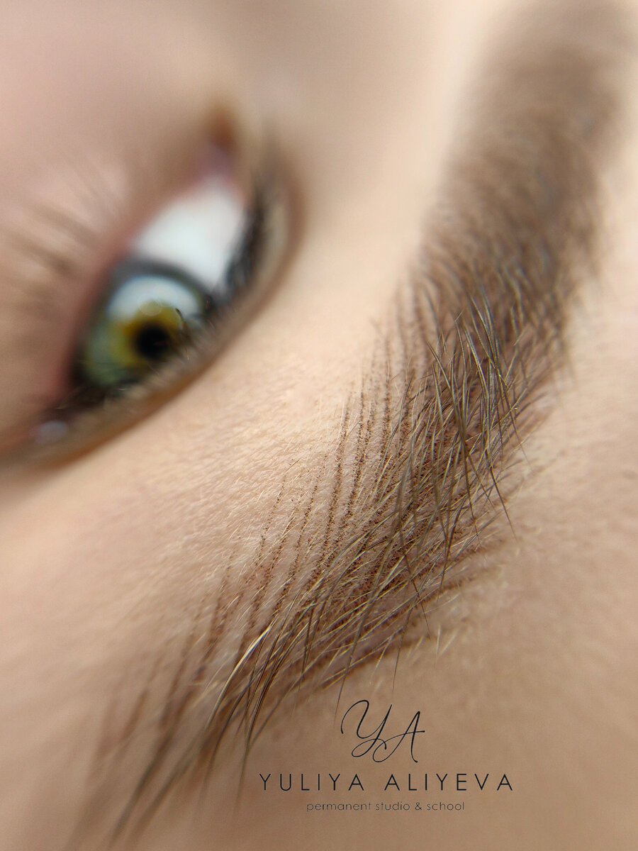 На фото – перманентный макияж бровей в технике Realistic hairs, фото до и результат сразу после процедуры