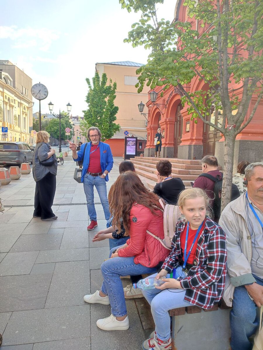 Я настолько сильно мечтала погулять с этим выдающимся человеком, что все 2 часа запоминала по секундам. Вера, зная мою огромную благодарность Михаилу Юрьевичу за то, что я возлюбила Москву, сама попросила "без нее не ходить". Пошли вместе))