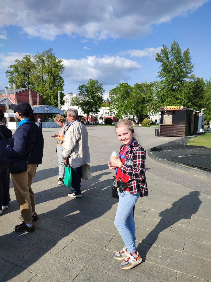 Праздник должен быть праздничным))) Поэтому пока Михаил Юрьевич вещал нам про историю театра в саду Эрмитаж, Вера успела сгонять за вкусным мороженым.
