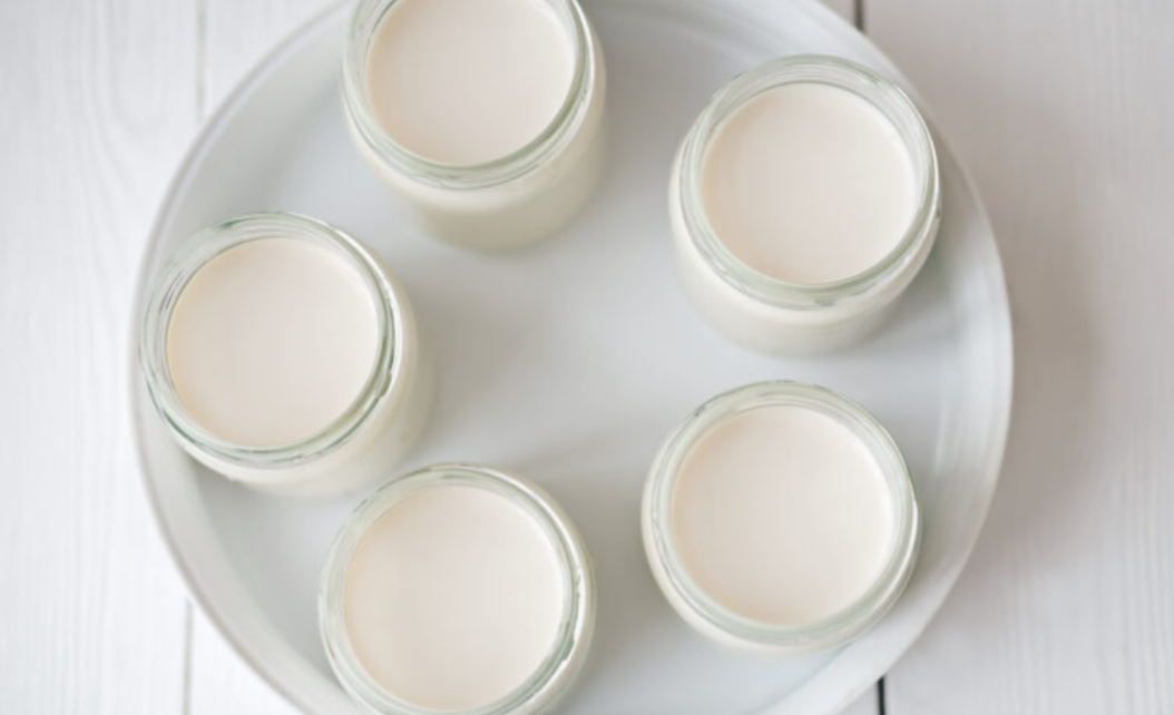 Приготовление йогурта дома – вкусная и полезная альтернатива. Кроме того, приготовление йогурта самостоятельно дает вам возможность контролировать ингредиенты и избегать добавок.